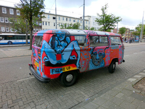 Furgoneta decorada con grafitis en Amsterdam en Holanda durante un Interrail por Europa