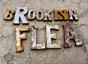 Letras anunciando el Brooklyn Flea Market de Nueva York