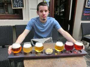 Degustación de cervezas en Bruselas en Bélgica durante un Interrail por Europa