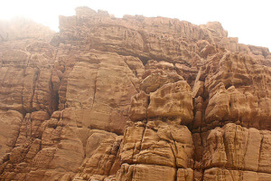 Paredes de los desfiladeros del Wadi Mujib en Jordania