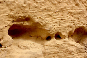 Agujeros en las rocas del Wadi Mujib de Jordania