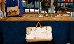 Maleta vieja en el Brooklyn Flea Market de Nueva York