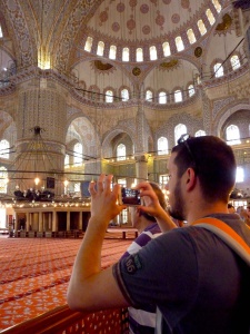 Foto en el interior de la Mezquita Azul que ver en Estambul