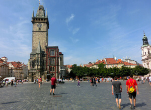 Ayuntamiento en la Plaza de la Ciudad Vieja de Praga durante un Interrail por Europa