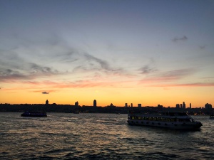 Ferri en la puesta de sol desde Uskudar que ver en Estambul