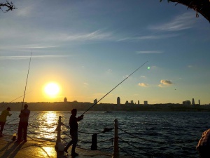 Pescador en la puesta de Sol desde Uskudar que ver en Estambul