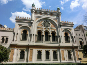 Sinagoga Española en el Barrio Judío de Praga durante un Interrail por Europa