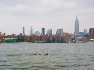 Vistas a Manhattan desde el Williamsburg Flea Market de Nueva York