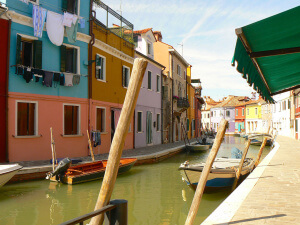 Canal en Burano en Venecia