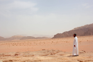 Beduino ante el paisaje que ver en el Wadi Rum en Jordania