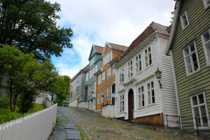Calle en la antigua Bergen en Noruega como uno de los lugares más coloridos del mundo