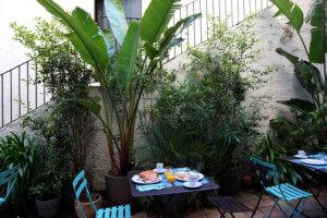 Desayuno en la terraza del Hotel Hanoi Begur donde dormir en la Costa Brava