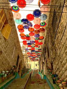 Escaleras con paraguas de colores en El Balad que ver en Ammán