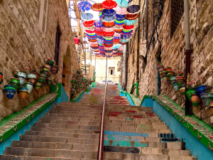 Escaleras con paraguas en Amman en Jordania como uno de los lugares más coloridos del mundo