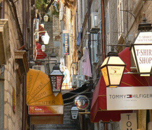 Farolas con anuncios que ver en Dubrovnik