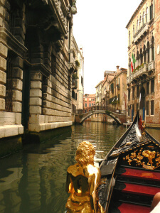 Góndola por un canal de Venecia