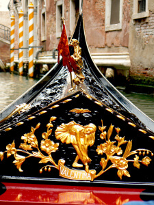 Gondola por los canales de Venecia