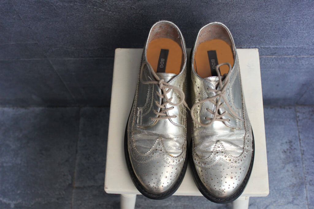 {Zapatos dorados de Urban Outfitters}