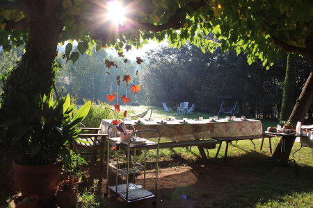 Mesa decorada de otoño en el Montseny