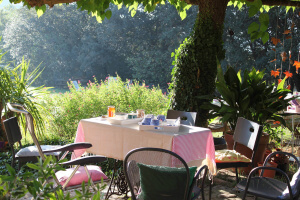 Mesa preparada para el té en el desayuno campestre en el Montseny