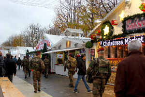 Militares en el Mercado de Navidad de los Campos Elíseos de París