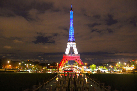 Torre Eiffel en París iluminada con la bandera de Francia