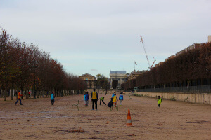 Niños jugando a fútbol en Tuileries en París
