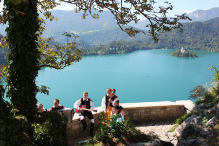 Músicos tocando en el Lago de Bled