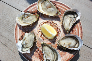 Ostras con limón en Marseillan