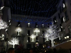 Arboles de luz en las Luci d'Artista en Salerno