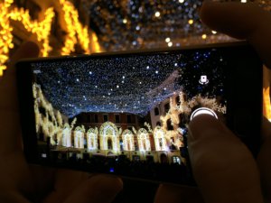 Foto en el móvil en las Luci d'Artista en Salerno