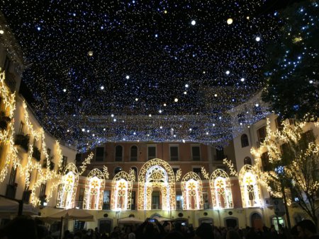 Plaza durante las Luci d'Artista en Salerno