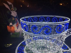 Tazas de Alicia en las Luci d'Artista en Salerno