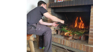 Cocinando los calçots para la calçotada catalana
