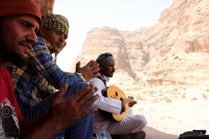 Beduinos cantando frente al Monasterio que ver en Petra