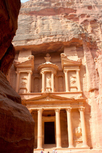 Fachada del Tesoro entre las rocas que ver en Petra