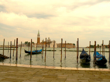 Gondolas frente a San Giorgio Maggiore en Venecia
