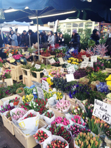 Parada de flores en el mercado de Portobello Road en Notting Hill en Londres