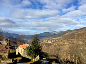 Masía con Pardinyes al fondo en Catalunya