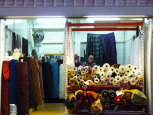 Pequeña tienda de telas en el mercado de los Encants de Barcelona