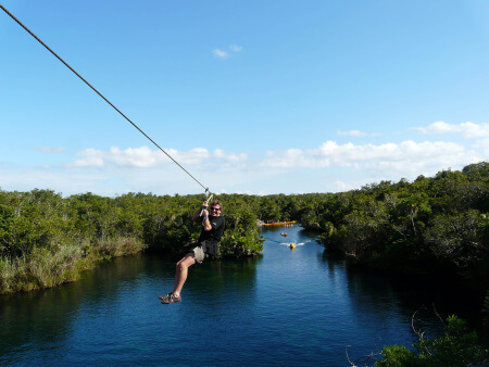Tirolina durante una aventura en família en la Riviera Maya