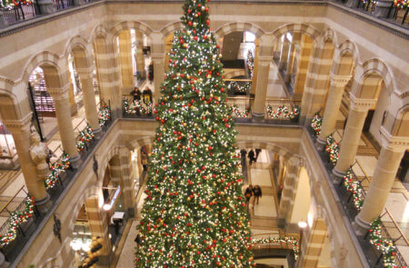 Árbol de Navidad en centro comercial