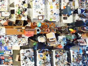 Artículos viejos y nuevos en el mercado de los Encants de Barcelona