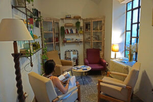 Sala de estar del Hotel Hanoi Begur donde dormir en la Costa Brava