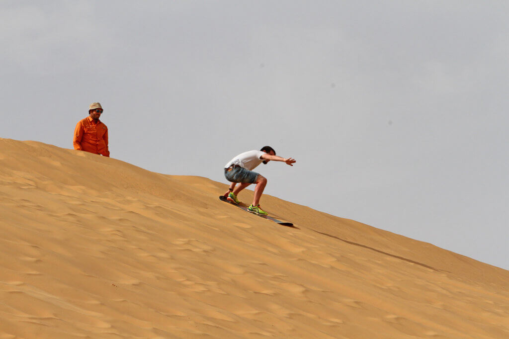 Sandboard en el desierto del Néguev en Israel