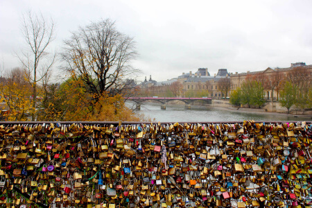 Candados en un puente del Sena que ver en París