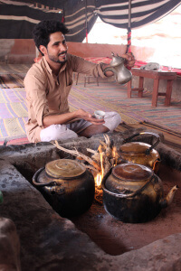 Haciendo té en el Wadi Rum de Jordania