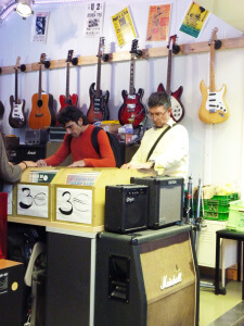 Tienda de música en el mercado de los Encants de Barcelona