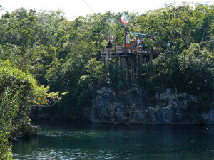 Tirolina durante una aventura en família en la Riviera Maya