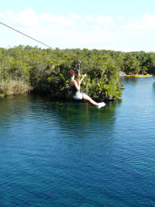 Tirolina durante una aventura en família en la Riviera Maya